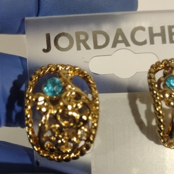 ✨ Regal Filigree Radiance: Jordache Gold-Tone Clip-On Earrings Sapphire Crystal - Picture 6 of 10